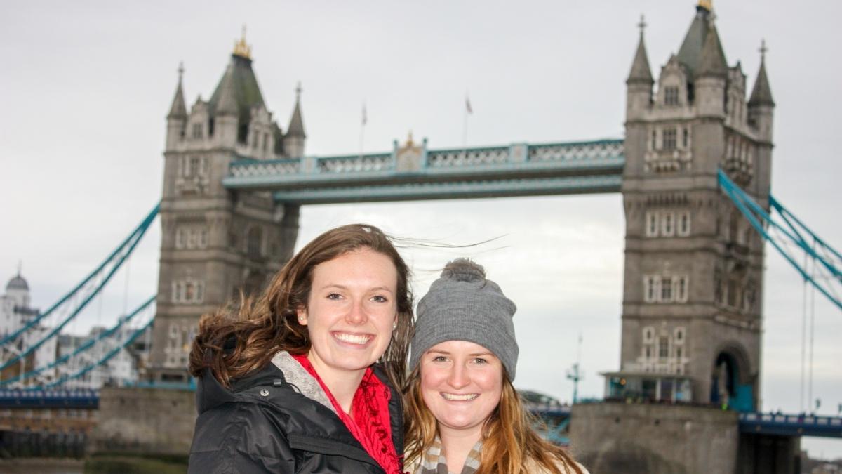 冬季去伦敦旅行的学生们在塔桥前